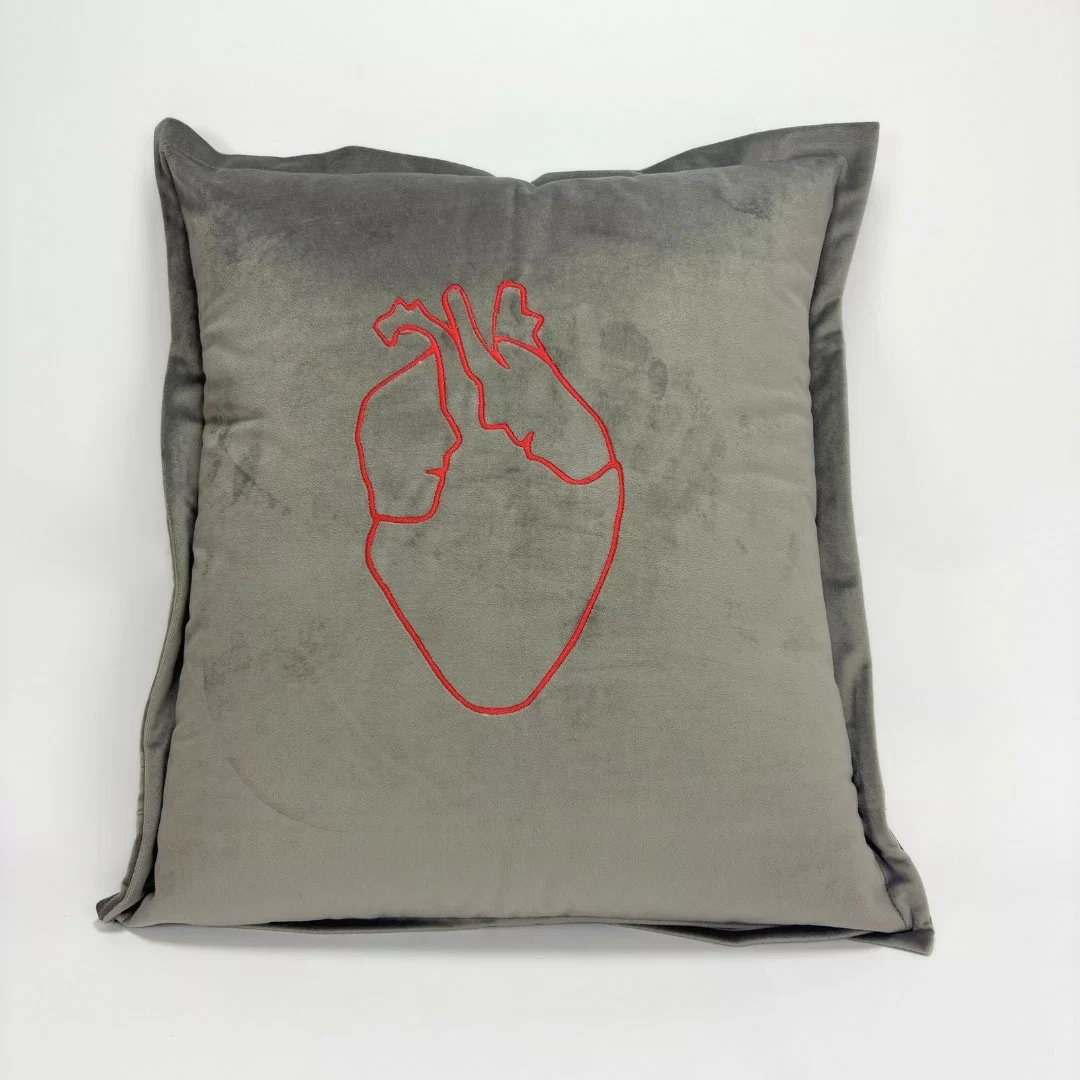 Cuscino Arredo Ricamato Cuore art. Velvet Grigio Shark 2